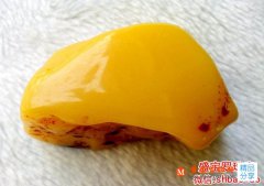 金絞絲老蜜蠟原石長什么樣，價格又是如何的呢？