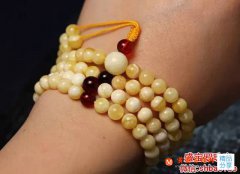女士白花蜜蠟圖，為什么你的越戴越“難看”！