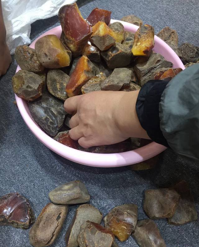 100克左右的琥珀原石價格多少錢一克？