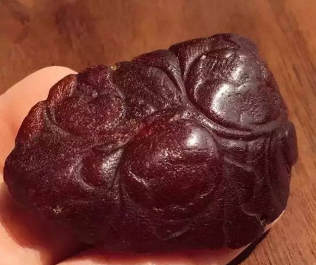紅色蜜蠟戒指，親，你說的是紅皮老蜜蠟戒指吧！