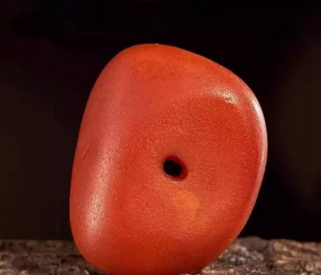 紅色蜜蠟戒指，親，你說的是紅皮老蜜蠟戒指吧！