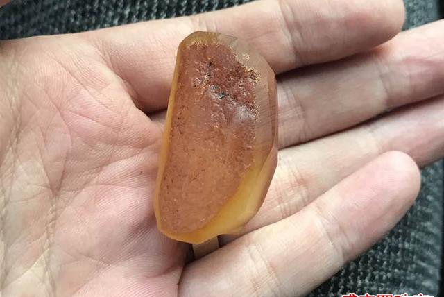 波蘭琥珀原石價格，波蘭原石有什么特點！