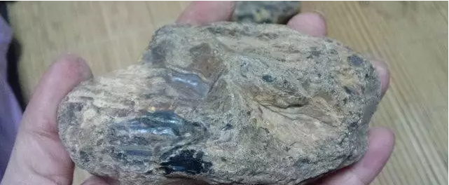 琥珀原石一克多少錢，原石為什么比成品便宜？
