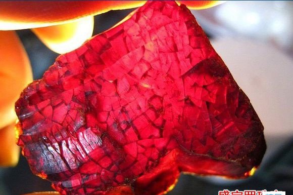 緬甸琥珀原石多少錢一克，緬甸原石有什么特點？