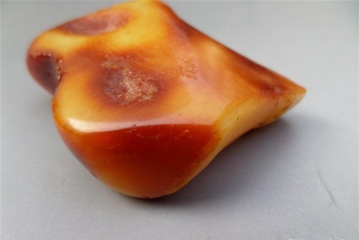 琥珀原石價格多少錢一克，揭秘石頭的真實價值！