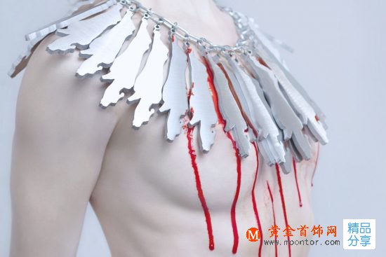 慎入！德國設計師Alexander Mainusch用血腥首飾抗議食肉-創意珠寶