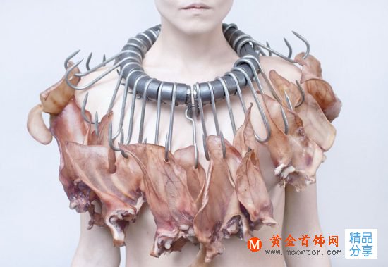 慎入！德國設計師Alexander Mainusch用血腥首飾抗議食肉-創意珠寶