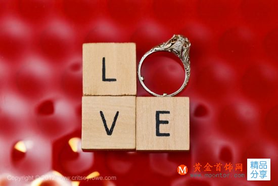 定格幸福瞬間！與眾不同的創意婚戒攝影-創意珠寶