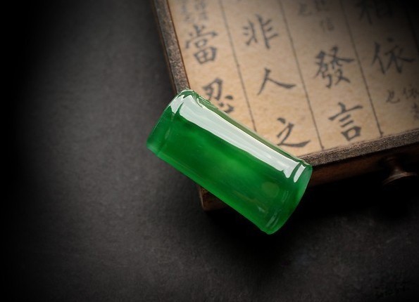 玩“翡翠”先要讀懂“翡翠”-珠寶首飾展示圖【行業經典】