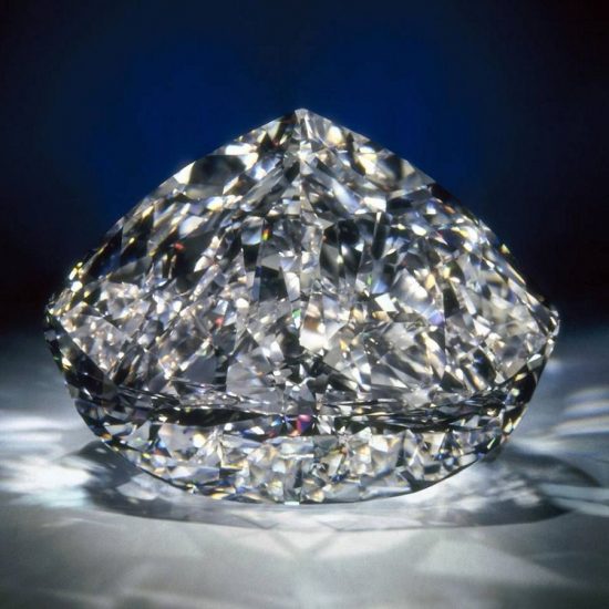 戴比爾斯(De Beers)的傳奇鉆石三重奏-珠寶首飾展示圖【行業經典】