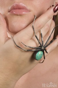 極具“殺傷力”的大腳蜘蛛胸針-創意珠寶