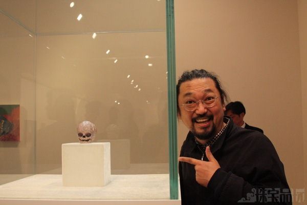 Damien Hirst：嬰兒版白金鉆石骷髏-珠寶首飾展示圖【行業經典】