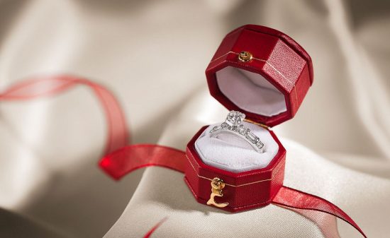 會讓女人怦然心動的紅盒子-珠寶首飾展示圖【行業經典】