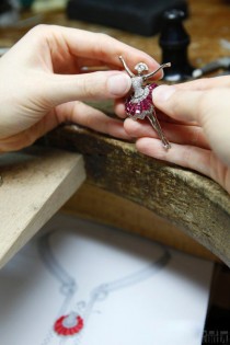 Van Cleef &#038; Arpels：穿紅舞裙跳舞-精美珠寶【秘密：適合高貴女人的珠寶】