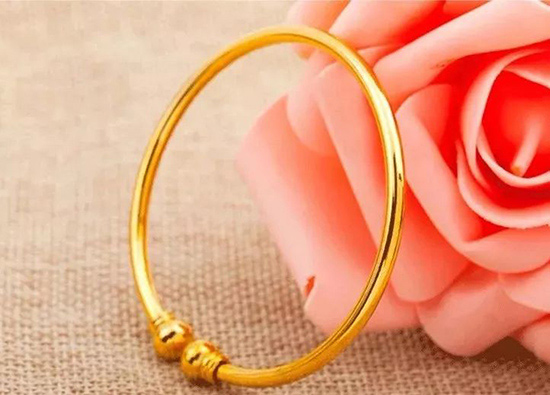 
	女士佩戴黃金首飾更容易“泛白”？該如何處理泛白的金飾？

