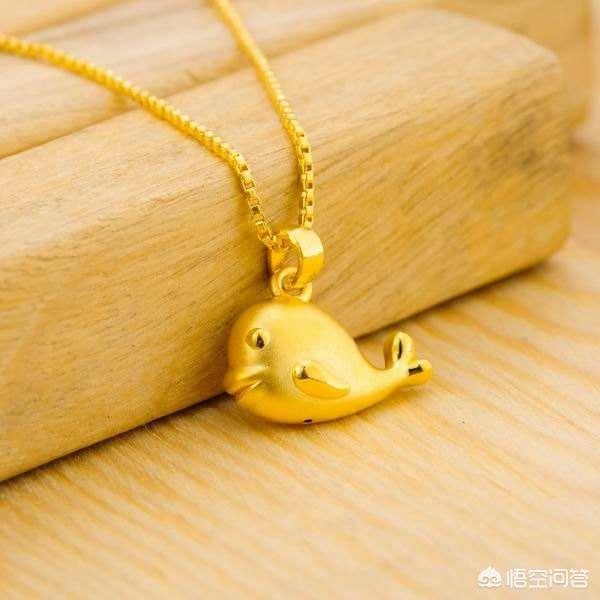 項鏈吊墜黃金的會俗氣嗎？黃金項鏈吊墜搭配