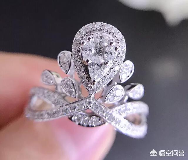 戒指白金好還是黃金好？【結婚“戒指”到底買黃金的還是白金的?看完不再糾結】