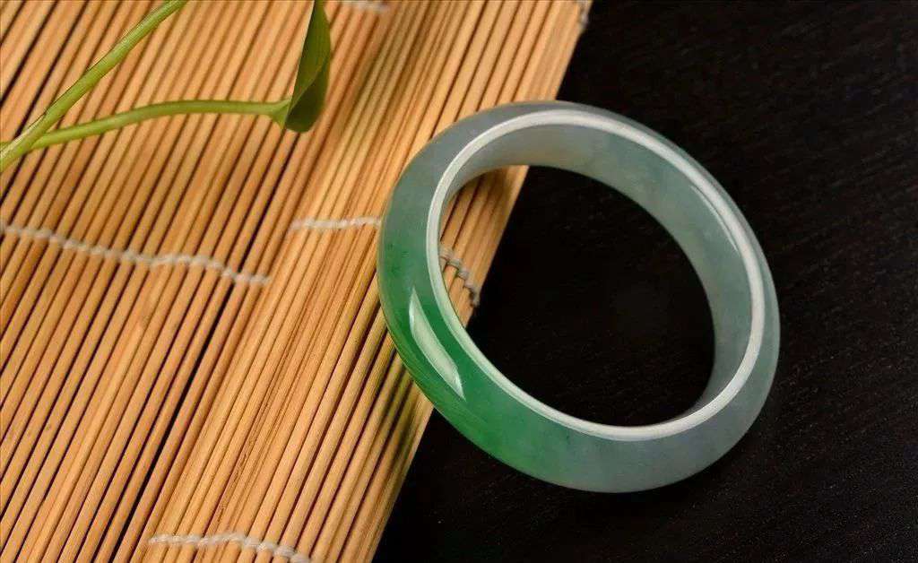 翡翠手鐲的保養？翡翠的保養及注意事項