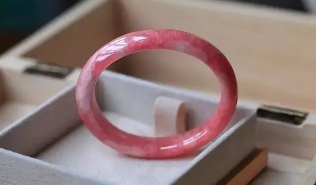 平安鐲與貴妃鐲有什么區別？【詳細介紹貴妃鐲好還是平安鐲好】