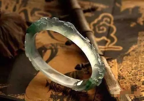 翡翠手鐲款式及圖片？翡翠手鐲的挑選大法【精選】