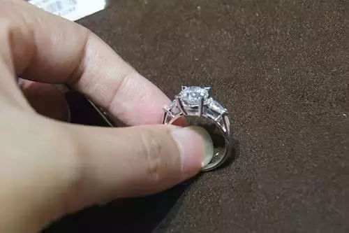 教你怎么看手型選鉆戒？【不懂真的要吃大虧】