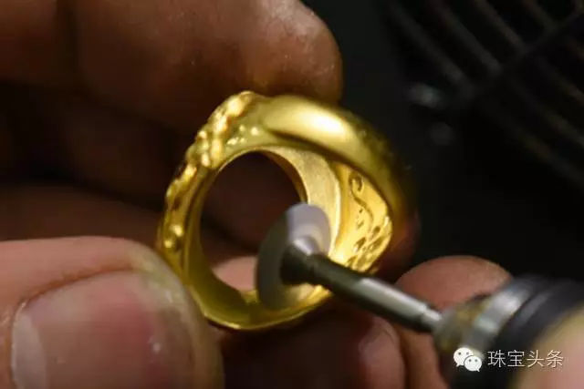 同樣是黃金首飾，為什么黃金首飾加工費會相差這么大？【買黃金首飾注意事項】