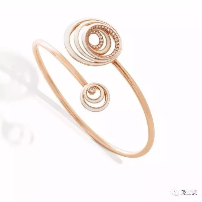 人類首張黑洞照片引熱議，宇宙戴身上一定很酷！