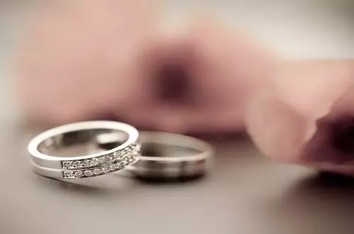 求婚戒指和結婚戒指一樣嗎？可以只買一個么？【解答】