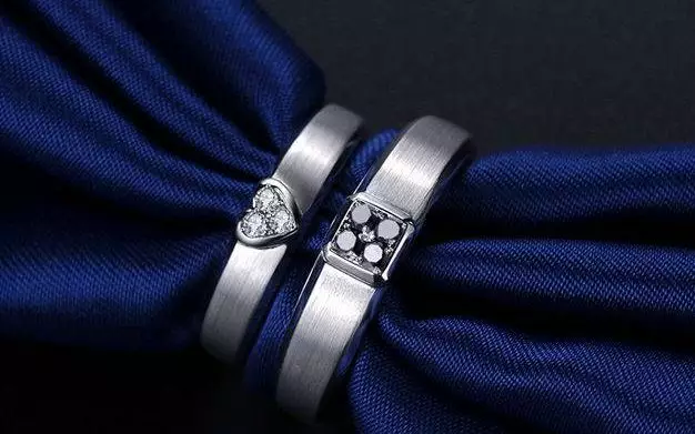 求婚戒指和結婚戒指一樣嗎？可以只買一個么？【解答】
