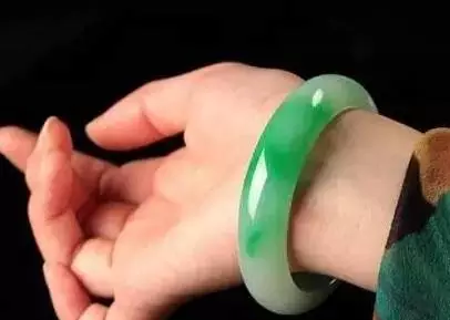 戴銀手鐲對女性有什么好處，銀手鐲竟然能緩解失眠？