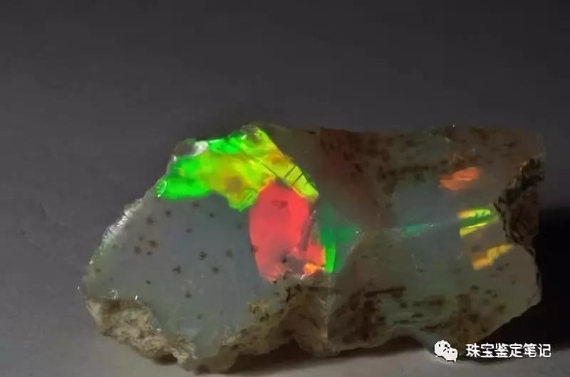 歐泊“煙熏妝”-珠寶的煙熏妝【買歐泊一定要了解的事】