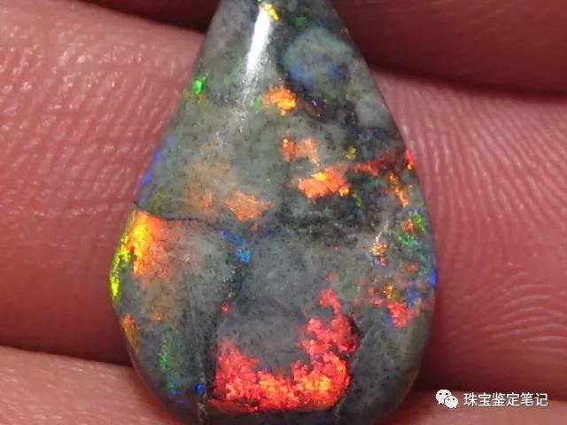歐泊“煙熏妝”-珠寶的煙熏妝【買歐泊一定要了解的事】