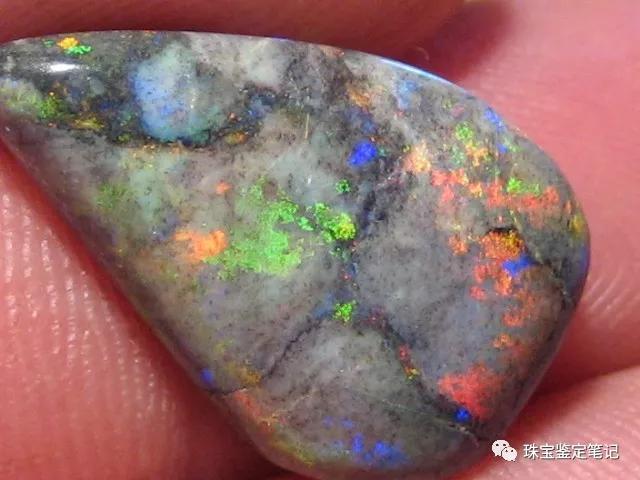 歐泊“煙熏妝”-珠寶的煙熏妝【買歐泊一定要了解的事】