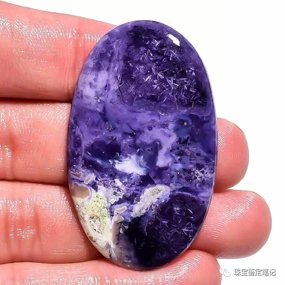 紫色的莫拉多歐泊-高品質的莫拉多歐泊（Morado opal）成品與原石【高品質的莫拉多歐泊圖片】