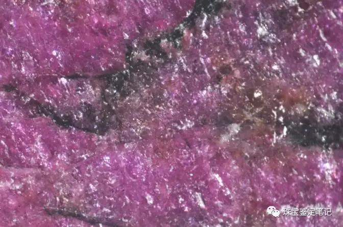 異性石（eudialyte）【一種罕見的寶石品種】