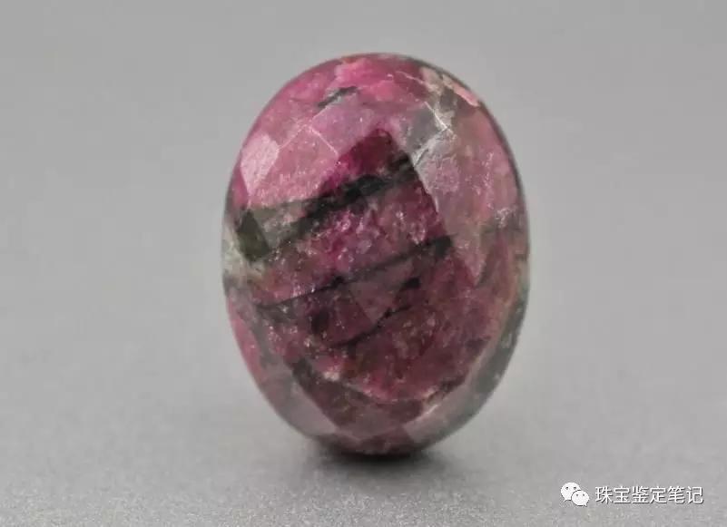 異性石（eudialyte）【一種罕見的寶石品種】