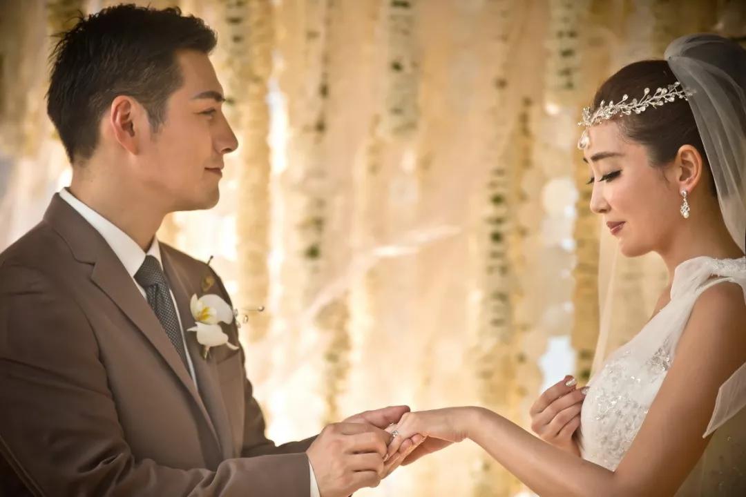 新娘戴80只手鐲出嫁！南北方的婚嫁珠寶有什么差異？