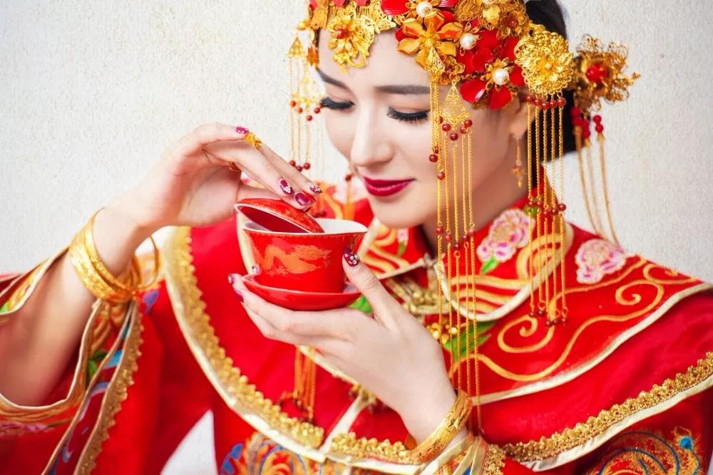新娘戴80只手鐲出嫁！南北方的婚嫁珠寶有什么差異？