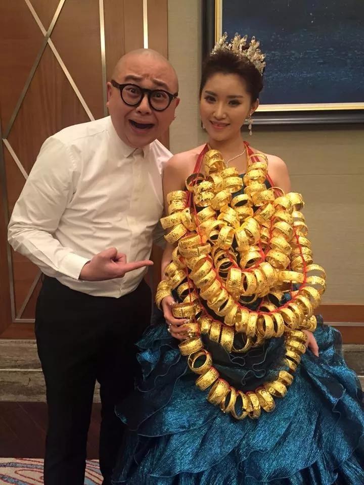 新娘戴80只手鐲出嫁！南北方的婚嫁珠寶有什么差異？