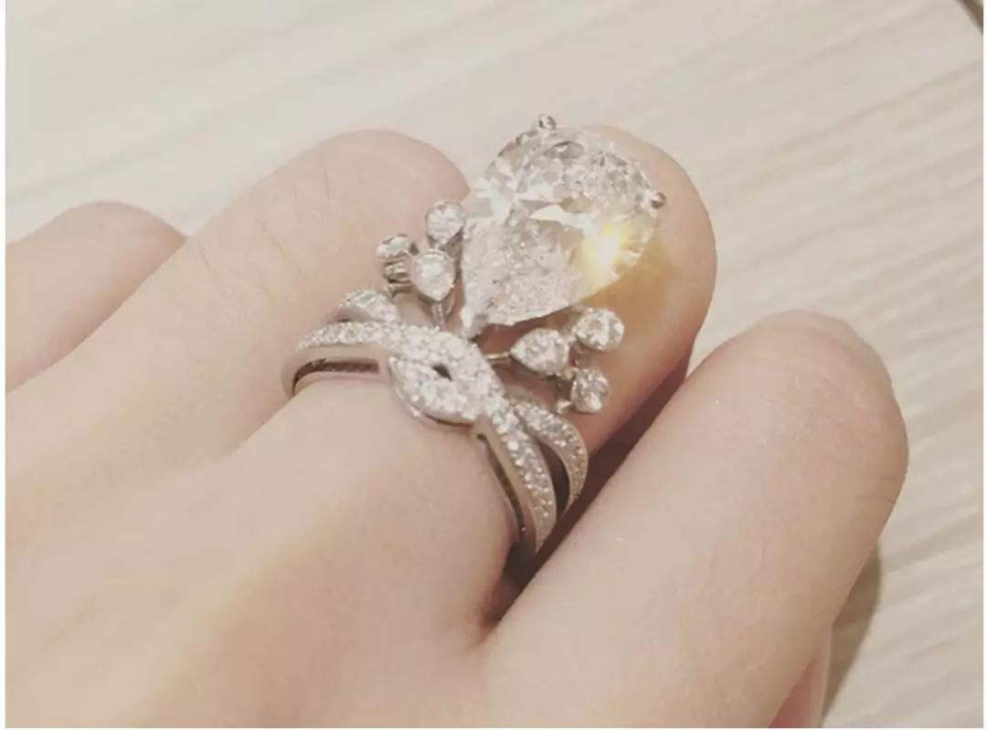 新娘戴80只手鐲出嫁！南北方的婚嫁珠寶有什么差異？