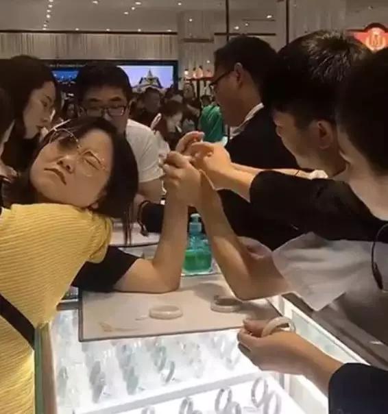 手鐲摘不下去了怎么辦？女生戴手鐲疼成表情包，怎樣才能優雅的把它摘下來？