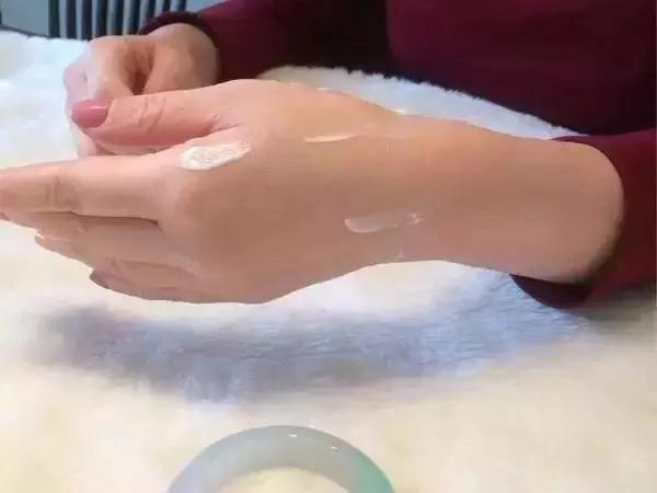 手鐲摘不下去了怎么辦？女生戴手鐲疼成表情包，怎樣才能優雅的把它摘下來？