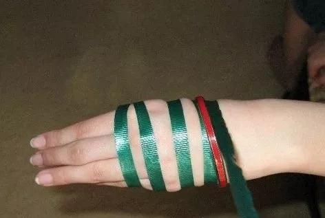 手鐲摘不下去了怎么辦？女生戴手鐲疼成表情包，怎樣才能優雅的把它摘下來？