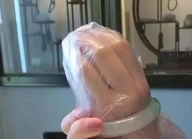 手鐲摘不下去了怎么辦？女生戴手鐲疼成表情包，怎樣才能優雅的把它摘下來？