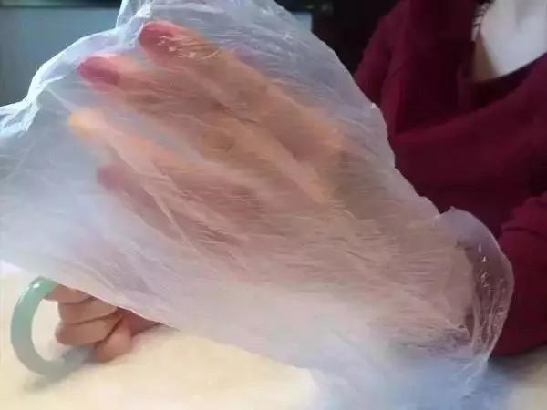 手鐲摘不下去了怎么辦？女生戴手鐲疼成表情包，怎樣才能優雅的把它摘下來？