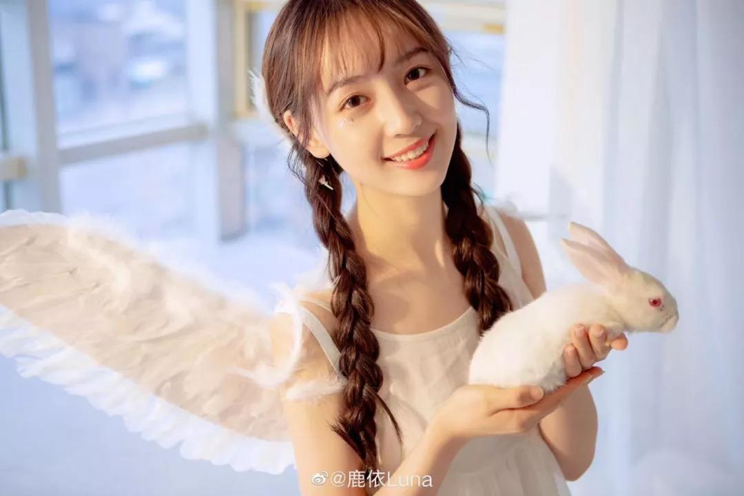 戴“女朋友項鏈”上熱搜！吳亦凡戀情曝光-戴珍珠項鏈