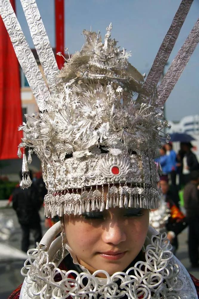 藏族苗族蒙古族的妹子，戴那么重的珠寶頸椎還好么？民族首飾