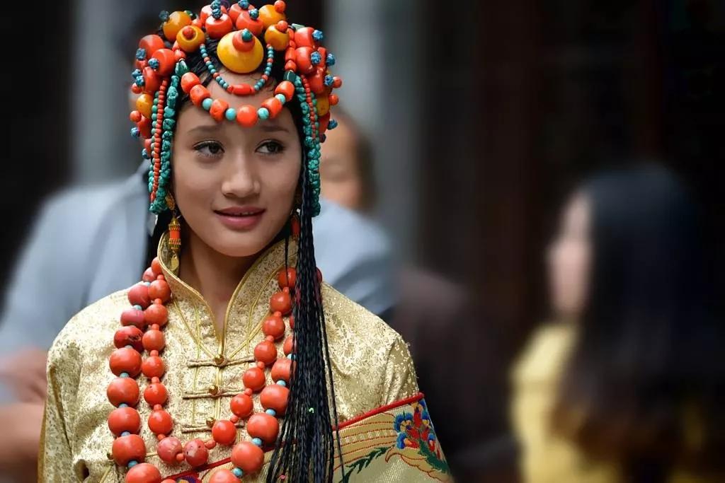藏族苗族蒙古族的妹子，戴那么重的珠寶頸椎還好么？民族首飾