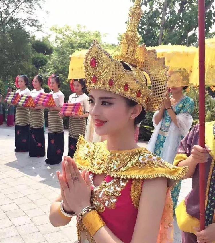 藏族苗族蒙古族的妹子，戴那么重的珠寶頸椎還好么？民族首飾
