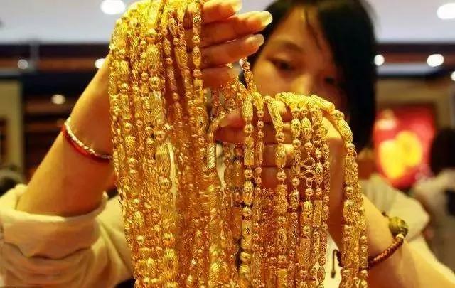 香奈兒迪奧的首飾用假珍珠、合金、人造水晶，一樣可以賣出天價！